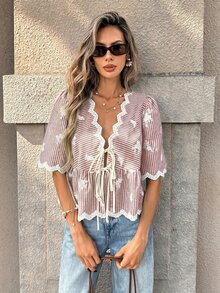 SHEIN PariChic 夏季精选：蓝色法式V领衬衫——饰有泡泡袖、蕾丝花边、精致刺绣和束腰抽绳，这款修身短款上衣轻松展现女性柔美气质。 - 紅色 - 查看 5