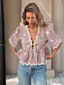 SHEIN PariChic 夏季精选：蓝色法式V领衬衫——饰有泡泡袖、蕾丝花边、精致刺绣和束腰抽绳，这款修身短款上衣轻松展现女性柔美气质。 - 紅色 - 查看 4