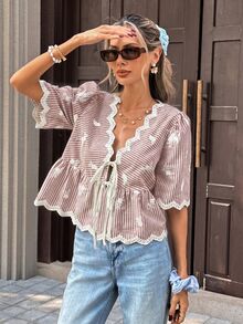 SHEIN PariChic 夏季精选：蓝色法式V领衬衫——饰有泡泡袖、蕾丝花边、精致刺绣和束腰抽绳，这款修身短款上衣轻松展现女性柔美气质。 - 紅色 - 查看 3