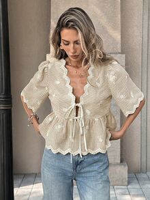 SHEIN PariChic 夏季精选：蓝色法式V领衬衫——饰有泡泡袖、蕾丝花边、精致刺绣和束腰抽绳，这款修身短款上衣轻松展现女性柔美气质。 - 卡其色 - 查看 5