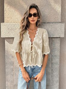 SHEIN PariChic 夏季精选：蓝色法式V领衬衫——饰有泡泡袖、蕾丝花边、精致刺绣和束腰抽绳，这款修身短款上衣轻松展现女性柔美气质。 - 卡其色 - 查看 4