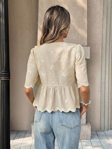 SHEIN PariChic 夏季精选：蓝色法式V领衬衫——饰有泡泡袖、蕾丝花边、精致刺绣和束腰抽绳，这款修身短款上衣轻松展现女性柔美气质。 - 卡其色 - 查看 2