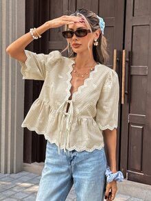 SHEIN PariChic 夏季精选：蓝色法式V领衬衫——饰有泡泡袖、蕾丝花边、精致刺绣和束腰抽绳，这款修身短款上衣轻松展现女性柔美气质。 - 卡其色 - 查看 6