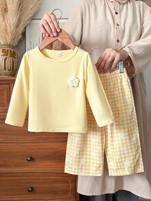 SHEIN Vintaside Kids 女嬰兩件套，包含一件黃色圓領長袖T恤上衣和一條鬆腰直筒長褲。風格清新甜美、鄉村休閒可愛。由針織與梭織布料製成。左胸飾有立體花卉圖案。長褲印有黃色與白色格紋雛菊圖案。版型寬鬆舒適，厚度適中。適合休閒、上學、公園散步等場合。 - 黃色 - 查看 7