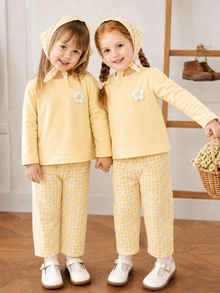 SHEIN Vintaside Kids 女嬰兩件套，包含一件黃色圓領長袖T恤上衣和一條鬆腰直筒長褲。風格清新甜美、鄉村休閒可愛。由針織與梭織布料製成。左胸飾有立體花卉圖案。長褲印有黃色與白色格紋雛菊圖案。版型寬鬆舒適，厚度適中。適合休閒、上學、公園散步等場合。 - 黃色 - 查看 1
