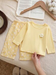 SHEIN Vintaside Kids 女嬰兩件套，包含一件黃色圓領長袖T恤上衣和一條鬆腰直筒長褲。風格清新甜美、鄉村休閒可愛。由針織與梭織布料製成。左胸飾有立體花卉圖案。長褲印有黃色與白色格紋雛菊圖案。版型寬鬆舒適，厚度適中。適合休閒、上學、公園散步等場合。 - 黃色 - 查看 3