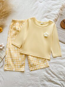 SHEIN Vintaside Kids 女嬰兩件套，包含一件黃色圓領長袖T恤上衣和一條鬆腰直筒長褲。風格清新甜美、鄉村休閒可愛。由針織與梭織布料製成。左胸飾有立體花卉圖案。長褲印有黃色與白色格紋雛菊圖案。版型寬鬆舒適，厚度適中。適合休閒、上學、公園散步等場合。 - 黃色 - 查看 5