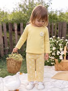 SHEIN Vintaside Kids 女嬰兩件套，包含一件黃色圓領長袖T恤上衣和一條鬆腰直筒長褲。風格清新甜美、鄉村休閒可愛。由針織與梭織布料製成。左胸飾有立體花卉圖案。長褲印有黃色與白色格紋雛菊圖案。版型寬鬆舒適，厚度適中。適合休閒、上學、公園散步等場合。 - 黃色 - 查看 4