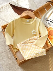 SHEIN Vintaside Kids 女嬰兩件套，包含一件黃色圓領長袖T恤上衣和一條鬆腰直筒長褲。風格清新甜美、鄉村休閒可愛。由針織與梭織布料製成。左胸飾有立體花卉圖案。長褲印有黃色與白色格紋雛菊圖案。版型寬鬆舒適，厚度適中。適合休閒、上學、公園散步等場合。 - 黃色 - 查看 14