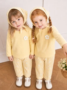 SHEIN Vintaside Kids 女嬰兩件套，包含一件黃色圓領長袖T恤上衣和一條鬆腰直筒長褲。風格清新甜美、鄉村休閒可愛。由針織與梭織布料製成。左胸飾有立體花卉圖案。長褲印有黃色與白色格紋雛菊圖案。版型寬鬆舒適，厚度適中。適合休閒、上學、公園散步等場合。 - 黃色 - 查看 6