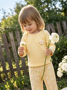 SHEIN Vintaside Kids 女嬰兩件套，包含一件黃色圓領長袖T恤上衣和一條鬆腰直筒長褲。風格清新甜美、鄉村休閒可愛。由針織與梭織布料製成。左胸飾有立體花卉圖案。長褲印有黃色與白色格紋雛菊圖案。版型寬鬆舒適，厚度適中。適合休閒、上學、公園散步等場合。 - 黃色 - 查看 9