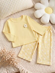 SHEIN Vintaside Kids 女嬰兩件套，包含一件黃色圓領長袖T恤上衣和一條鬆腰直筒長褲。風格清新甜美、鄉村休閒可愛。由針織與梭織布料製成。左胸飾有立體花卉圖案。長褲印有黃色與白色格紋雛菊圖案。版型寬鬆舒適，厚度適中。適合休閒、上學、公園散步等場合。 - 黃色 - 查看 8