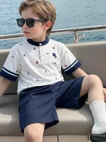 SHEIN 2件組 青少年男孩白色夏季復古家庭套裝，白色領 Polo 衫配小島印花，海軍藍短褲，休閒舒適穿搭 - 白色 - 查看 5