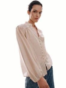MOTF PREMIUM BLUS GAYA PRANCIS DENGAN KERAH TEGAK, BORDIR, DAN LENGAN BERKERUT MOTIF KELOPAK. - Baby Pink - View 8