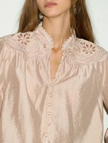 MOTF PREMIUM BLUS GAYA PRANCIS DENGAN KERAH TEGAK, BORDIR, DAN LENGAN BERKERUT MOTIF KELOPAK. - Baby Pink - View 2