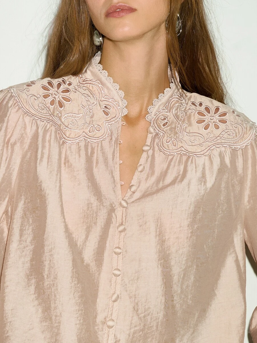 MOTF PREMIUM BLUS GAYA PRANCIS DENGAN KERAH TEGAK, BORDIR, DAN LENGAN BERKERUT MOTIF KELOPAK.