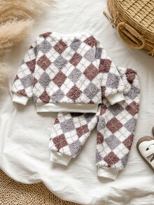 SHEIN Vintaside Kids 2pcs/Set Boys British Style Geometric Rhombus Pattern Plush Sweatshirt & Pants Set, Soft Skin-Friendly Autumn/Winter Outfit - Apricot - View 4