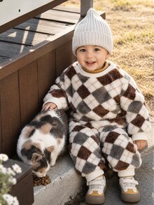 SHEIN Vintaside Kids 2pcs/Set Boys British Style Geometric Rhombus Pattern Plush Sweatshirt & Pants Set, Soft Skin-Friendly Autumn/Winter Outfit - Apricot - View 1