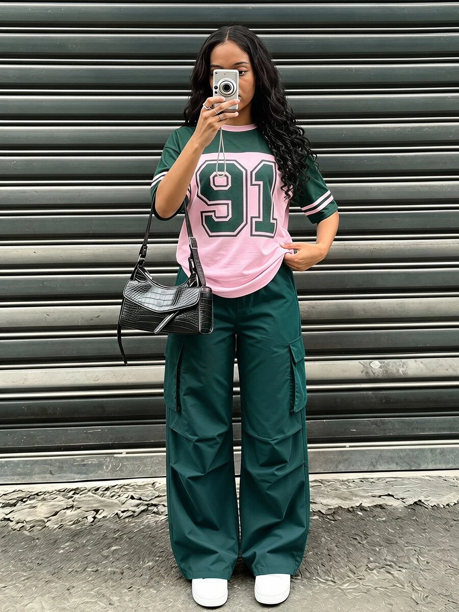 SHEIN Sparklyn 青少年休閒街頭風數位印花T恤+工裝褲2件套,舒適版型便於活動,時尚街頭元素,適合校園通勤、週末出遊、日常穿著及春季多場景穿搭 - 彩色 - 查看 1