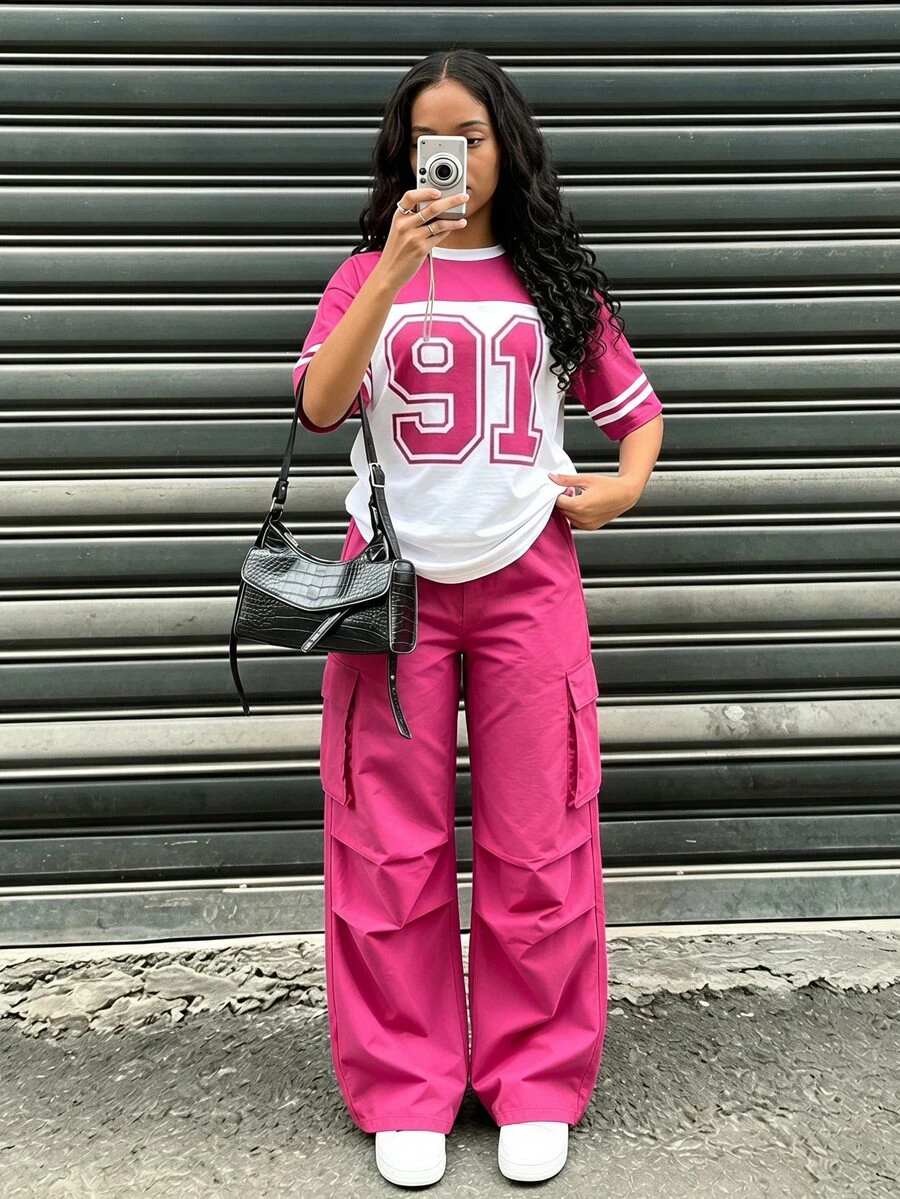 SHEIN Sparklyn 青少年女孩休閒街頭風數位印花T恤 + 工裝褲 2件套,舒適版型方便活動,時尚街頭元素,適合校園通勤、週末出遊、日常穿著與春季場合 - 彩色 - 查看 1