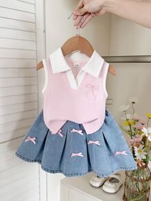 SHEIN Playful Pals 女嬰短袖無袖套裝，象牙色上衣 + 淺藍色牛仔裙。上衣為無袖彈性針織 Polo 領設計，胸前飾有粉色蝴蝶結刺繡。裙子為淺色水洗牛仔裙，飾有白色刺繡蝴蝶結裝飾。整體風格甜美可愛，適合夏季穿著、日常外出、幼兒園、派對及家庭休閒場合。 - 粉色 - 查看 1