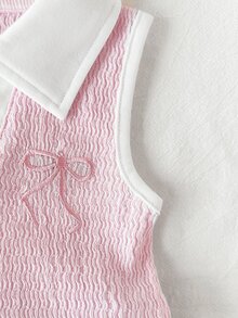 SHEIN Playful Pals 女嬰短袖無袖套裝，象牙色上衣 + 淺藍色牛仔裙。上衣為無袖彈性針織 Polo 領設計，胸前飾有粉色蝴蝶結刺繡。裙子為淺色水洗牛仔裙，飾有白色刺繡蝴蝶結裝飾。整體風格甜美可愛，適合夏季穿著、日常外出、幼兒園、派對及家庭休閒場合。 - 粉色 - 查看 6