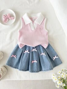 SHEIN Playful Pals 女嬰短袖無袖套裝，象牙色上衣 + 淺藍色牛仔裙。上衣為無袖彈性針織 Polo 領設計，胸前飾有粉色蝴蝶結刺繡。裙子為淺色水洗牛仔裙，飾有白色刺繡蝴蝶結裝飾。整體風格甜美可愛，適合夏季穿著、日常外出、幼兒園、派對及家庭休閒場合。 - 粉色 - 查看 5