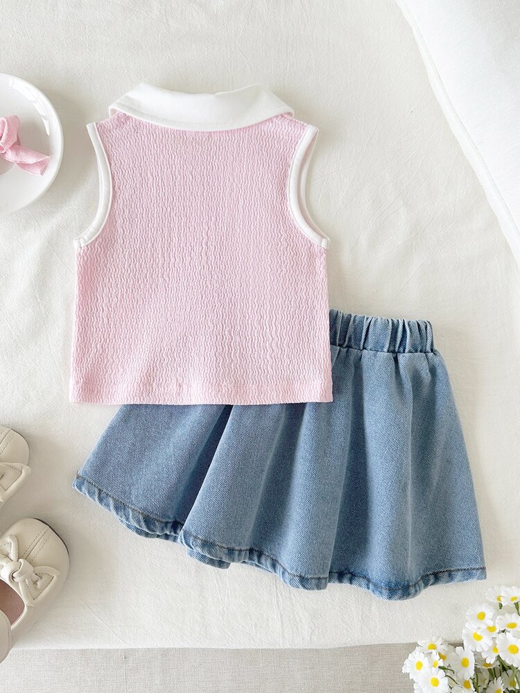 SHEIN Playful Pals 女嬰短袖無袖套裝，象牙色上衣 + 淺藍色牛仔裙。上衣為無袖彈性針織 Polo 領設計，胸前飾有粉色蝴蝶結刺繡。裙子為淺色水洗牛仔裙，飾有白色刺繡蝴蝶結裝飾。整體風格甜美可愛，適合夏季穿著、日常外出、幼兒園、派對及家庭休閒場合。 - 粉色 - 查看 2