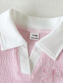 SHEIN Playful Pals 女嬰短袖無袖套裝，象牙色上衣 + 淺藍色牛仔裙。上衣為無袖彈性針織 Polo 領設計，胸前飾有粉色蝴蝶結刺繡。裙子為淺色水洗牛仔裙，飾有白色刺繡蝴蝶結裝飾。整體風格甜美可愛，適合夏季穿著、日常外出、幼兒園、派對及家庭休閒場合。 - 粉色 - 查看 4