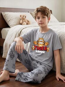 男孩新款圓領短袖與長褲寬鬆居家服套裝，淺灰色底色配橘黃色老虎與黑色輪廓的卡通老虎印花，滿版老虎圖案，針織彈性面料，舒適柔軟，2件式居家與休閒穿著睡衣套裝 - 灰色 - 查看 4