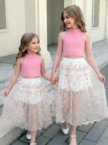 SHEIN Elladie kids 2件組女孩甜美風掛脖網紗刺繡套裝，溫柔仙氣夢幻春夏季造型，粉色掛脖短版背心採用柔軟親膚針織面料，彈性佳且貼身修身，白色網紗刺繡掛脖無袖長裙搭配滿版粉色花葉刺繡圖案與上衣呼應，波浪裙襬輕盈搖曳，仙女風度假百搭海灘套裝 - 粉色 - 查看 2