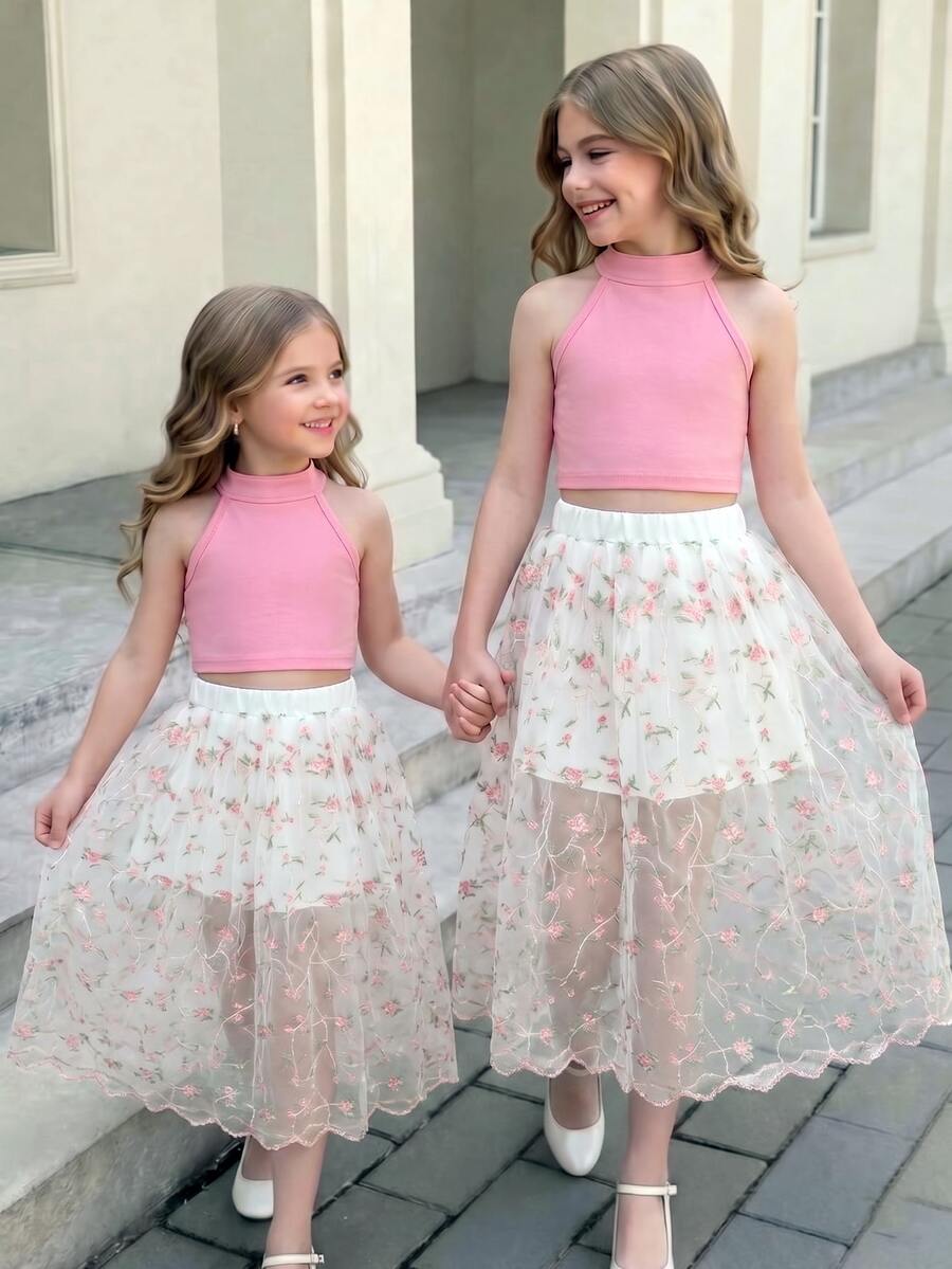 SHEIN Elladie kids 2件組女孩甜美風掛脖網紗刺繡套裝，溫柔仙氣夢幻春夏季造型，粉色掛脖短版背心採用柔軟親膚針織面料，彈性佳且貼身修身，白色網紗刺繡掛脖無袖長裙搭配滿版粉色花葉刺繡圖案與上衣呼應，波浪裙襬輕盈搖曳，仙女風度假百搭海灘套裝