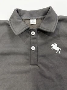 2件組小男孩學院風深灰色 Polo 領運動衫與長褲套裝，馬匹圖案長袖運動服，秋冬校園穿搭 - 深灰色 - 查看 3