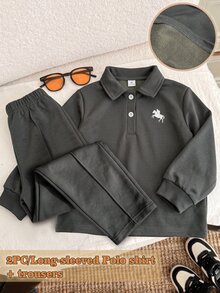 2件組小男孩學院風深灰色 Polo 領運動衫與長褲套裝，馬匹圖案長袖運動服，秋冬校園穿搭 - 深灰色 - 查看 10