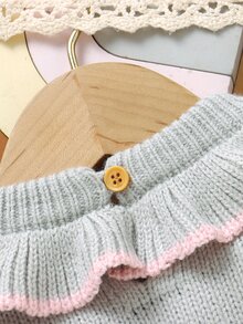 SHEIN 女嬰灰色與粉色對比色荷葉領泰迪熊針織兩件套，麻花編織提花3D泰迪熊蝴蝶結長袖毛衣 + 荷葉邊喇叭針織褲，甜美公主風嬰兒毛衣套裝，適合日常穿著、生日派對、家庭聚會、度假旅行，百搭柔軟針織兩件套 - 灰色 - 查看 4