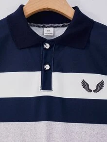 SHEIN 男童秋季長袖 Polo 衫，新款早秋男童海軍藍對比寬條紋長袖 Polo 衫，經典翻領配兩顆鈕扣門襟與胸前翅膀印花設計，海軍藍、白色、灰色三色橫條紋復古休閒上衣，百搭長袖兒童 Polo 衫，適合上學、旅行與通勤 - 藏蓝色 - 查看 4