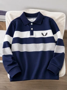 SHEIN 男童秋季長袖 Polo 衫，新款早秋男童海軍藍對比寬條紋長袖 Polo 衫，經典翻領配兩顆鈕扣門襟與胸前翅膀印花設計，海軍藍、白色、灰色三色橫條紋復古休閒上衣，百搭長袖兒童 Polo 衫，適合上學、旅行與通勤 - 藏蓝色 - 查看 1