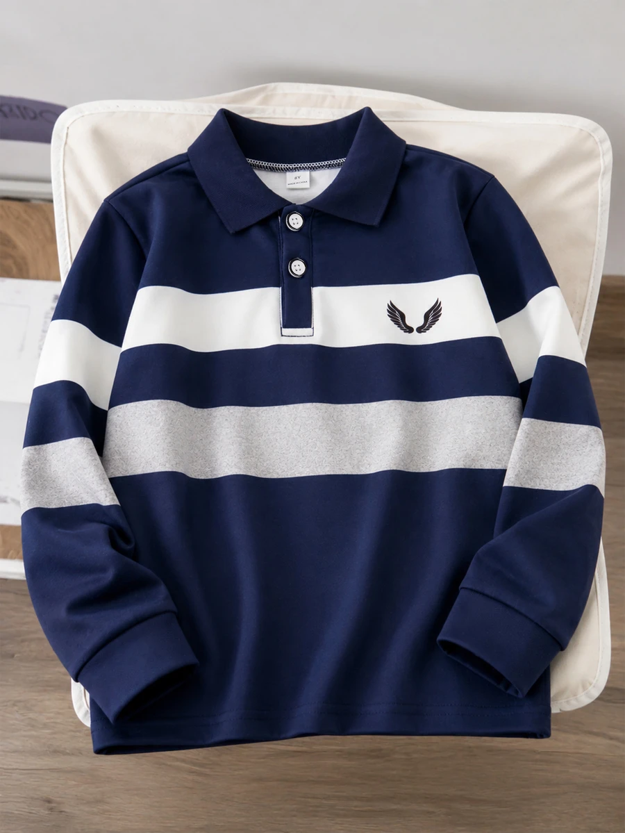 SHEIN 男童秋季長袖 Polo 衫，新款早秋男童海軍藍對比寬條紋長袖 Polo 衫，經典翻領配兩顆鈕扣門襟與胸前翅膀印花設計，海軍藍、白色、灰色三色橫條紋復古休閒上衣，百搭長袖兒童 Polo 衫，適合上學、旅行與通勤 - 藏蓝色 - 查看 1