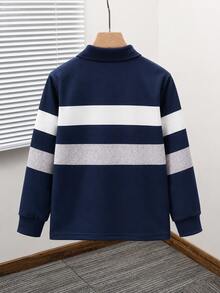 SHEIN 男童秋季長袖 Polo 衫，新款早秋男童海軍藍對比寬條紋長袖 Polo 衫，經典翻領配兩顆鈕扣門襟與胸前翅膀印花設計，海軍藍、白色、灰色三色橫條紋復古休閒上衣，百搭長袖兒童 Polo 衫，適合上學、旅行與通勤 - 藏蓝色 - 查看 2