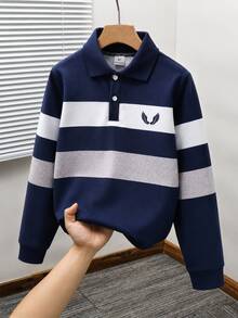 SHEIN 男童秋季長袖 Polo 衫，新款早秋男童海軍藍對比寬條紋長袖 Polo 衫，經典翻領配兩顆鈕扣門襟與胸前翅膀印花設計，海軍藍、白色、灰色三色橫條紋復古休閒上衣，百搭長袖兒童 Polo 衫，適合上學、旅行與通勤 - 藏蓝色 - 查看 3