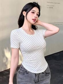 DAZY 女款夏季黑色波點滿版印花白色圓領短袖T恤，休閒街頭風戶外運動上衣 - 白色 - 查看 3