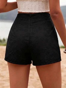 SHEIN Glamour 淡黃色鏤空刺繡開衩 A 字版型女款高腰顯瘦短裙褲，海星鈕扣裝飾，甜美度假風夏季款 - 黑色 - 查看 2