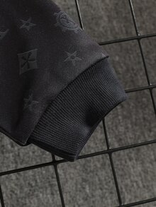 SHEIN 1件男童春秋純黑色休閒風深色圖案星星與字母滿版印花連帽拉鍊長袖外套，寬鬆落肩版型，適合日常外出、校園穿著、戶外活動、街頭風格及好友聚會 - 黑色 - 查看 7