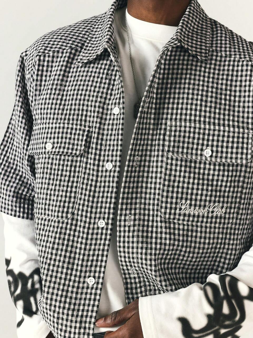 Camicia corta a maniche corte con motivo a quadri , doppie tasche sul petto e ricamo logo in corsivo, stile estivo