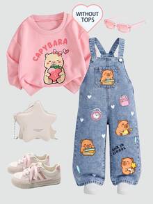 SHEIN 女童牛仔吊帶長褲，四季皆宜，柔軟棉質，休閒時尚百搭舒適，簡約可愛，可調節肩帶鈕扣設計，正面卡片風卡通印花，寬鬆版型，中藍色水洗牛仔吊帶長褲，適合日常穿著與度假 - 中等水洗藍 - 查看 1