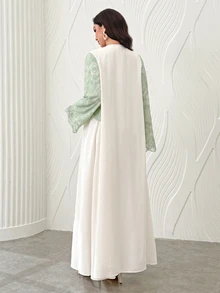 Yasmyna عباية خضراء فاتحة مزينة بالترتر والدانتيل بتصميم مرقع وأكمام طويلة واسعة - لون مشمشي - مشاهدة 2
