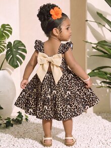 SHEIN Vestido casual para niña con cuello cuadrado, volantes en el bajo y estampado de leopardo tejido - Multicolor - Ver 1