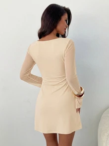 Aloruh 女士优雅方领褶皱喇叭袖修身A字迷你连衣裙，纹理面料 - 杏色 - 查看 2
