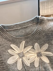 Franclia 女士春夏新款休闲法式优雅设计，尽显奢华感，舒适氛围，精致立体，适合约会、通勤等场合，花卉针织背心，无袖背心上衣（随机花朵图案） - 灰色 - 查看 3