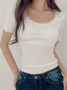 DAZY 女款純色對比蕾絲飾邊方領修身短袖休閒基礎可愛度假風春夏T恤，白色日常款 - 白色 - 查看 5